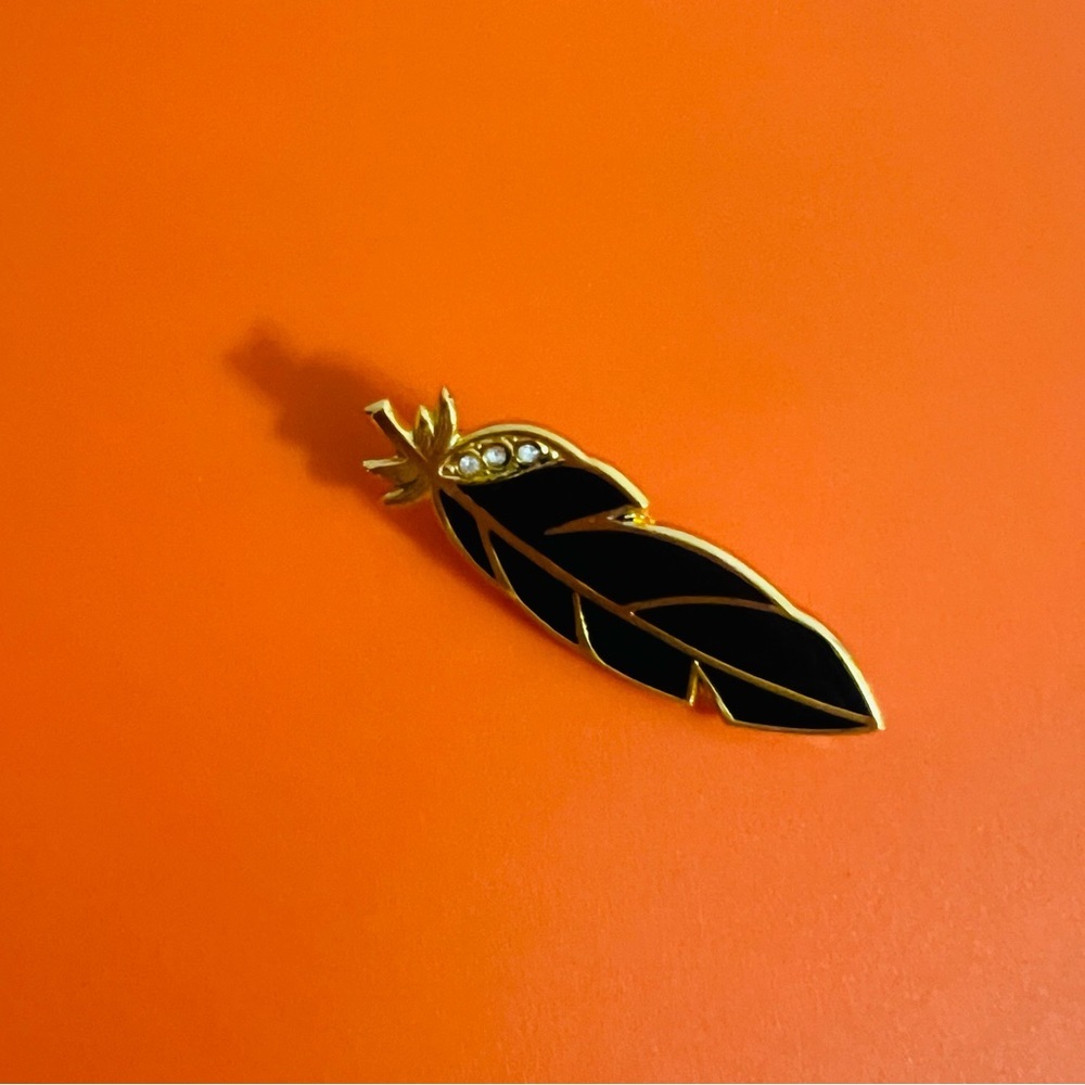 Elegant Vintage Black and Gold Feather Brooch - Picture 3 of 5